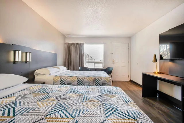 غرفة بسريرين كوين، Motel6 Bend, OR 3/6