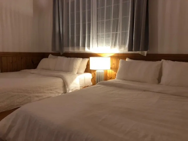 دوبلكس كلاسيكي بسريرين كوين بإطلالة جزئية على البحر، Yedaoom Pension 1/2