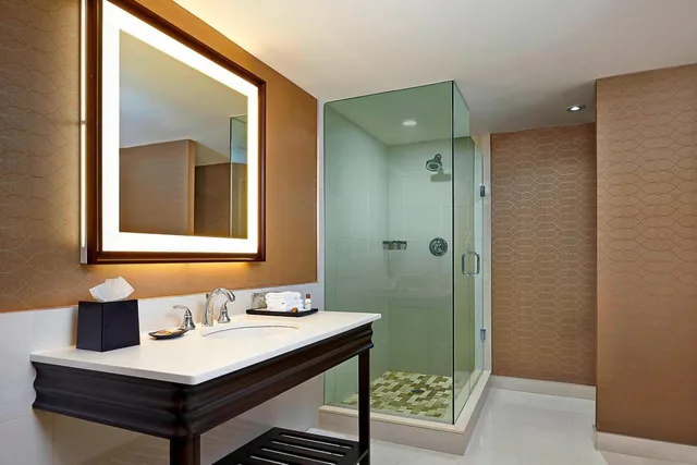 1 Bedroom, Suite, King Bed, Club Floor، Sheraton Parkway Toronto North Hotel Suites 9/10