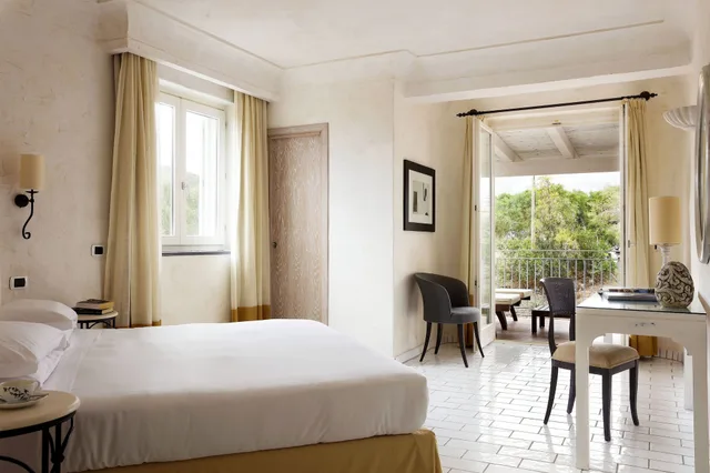 غرفة سوبيريور بإطلالة على الحديقة بشرفة، Therasia Resort Sea And Spa 2/5