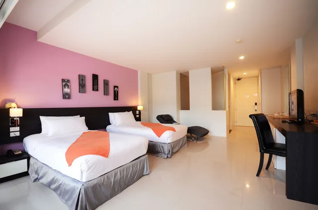 Room, King Bed, View Pent, Balcony، The Lantern Resorts Patong Phuket 1/10