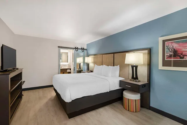جناح بسرير كينج مع أريكة، Best Western Plus St. Simons 2/3