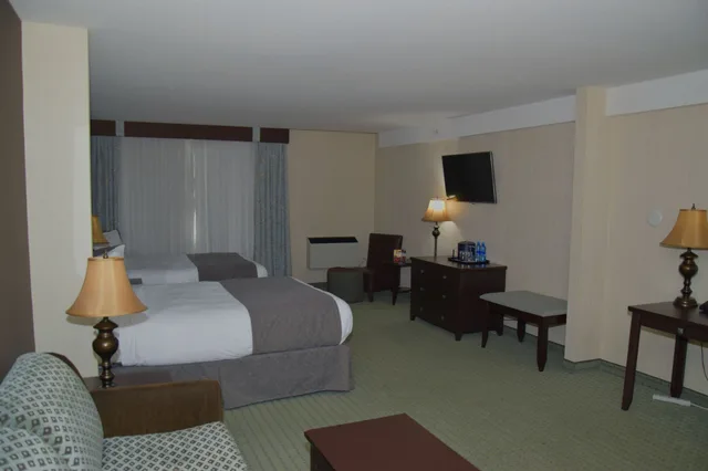 Coast, Premium, 2 Queen Beds, Sofa، Coast Lethbridge Hotel and Conference Centre 7/10