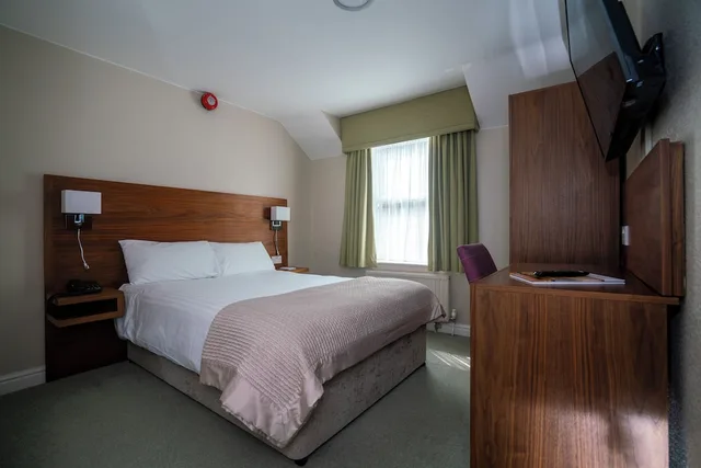 Classic, Double Bed, Stallingborough Grange Hotel 2/5