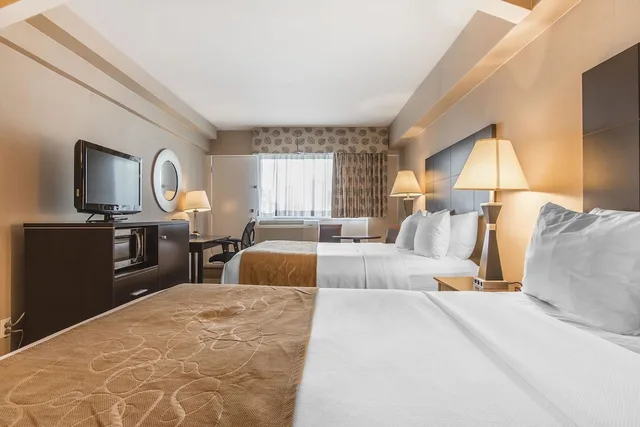 غرفة قياسية بسريرين كوين، Comfort Suites Downtown Montreal 1/3