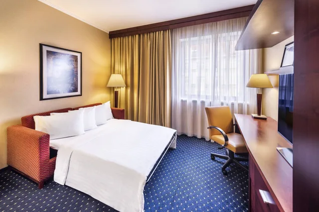 غرفة ديلوكس بسرير كينج مع أريكة، Courtyard By Marriott Prague City 3/5
