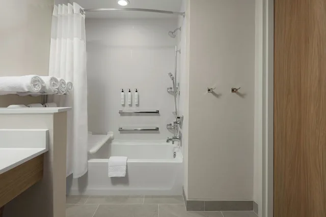 غرفة ديلوكس بسريرين كوين مع أريكة، Fairfield By Marriott Inn & Suites Cincinnati Oakley 4/5