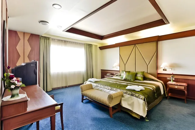 Junior Suite, Queen Bed, Charoen Hotel 1/1
