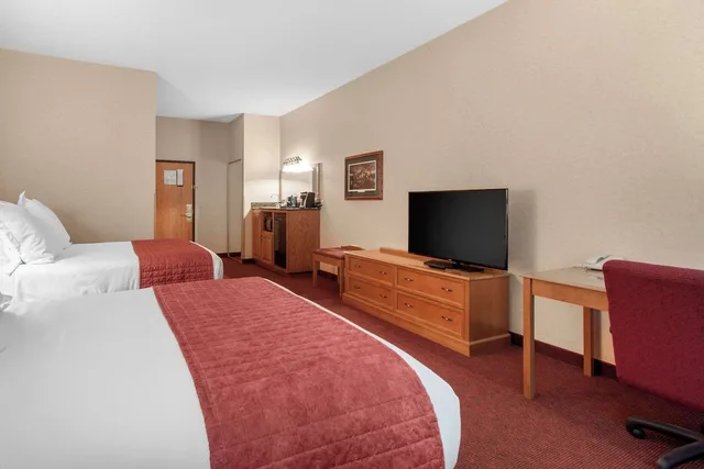 Standard, 2 Queen Beds, Norfolk Lodge Suites Ascend Hotel Collection 7/10