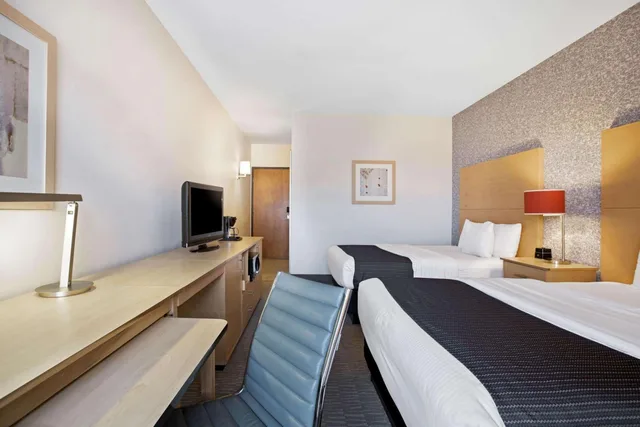 غرفة بسريرين كوين بحوض استحمام لذوي الإعاقة، La Quinta Inn & Suites by Wyndham Austin NW/Lakeline Mall 4/7