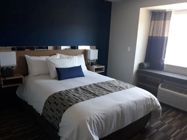 Room, Queen Bed, Microtel Inn & Suites by Wyndham Woodland Park 2/4