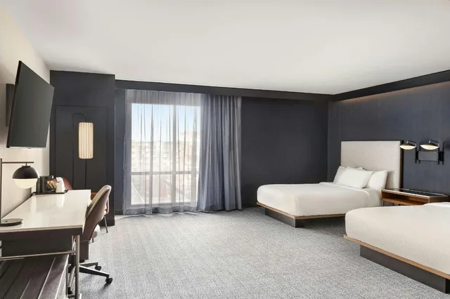 غرفة بسريرين كوين في طابق مرتفع، Courtyard by Marriott Milwaukee Brookfield at Poplar Creek 2/3