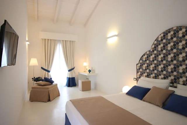 غرفة ديلوكس بسرير كينج بإطلالة على البحر، Il Borghetto Creative Resort 2/6