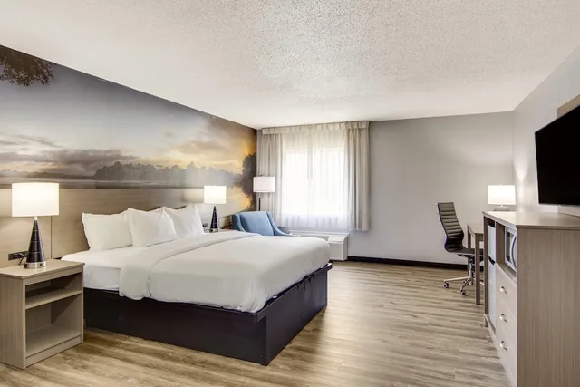 غرفة قياسية بسرير كينج، Clarion Pointe on the lake Clarksville-South Hill West 9/10