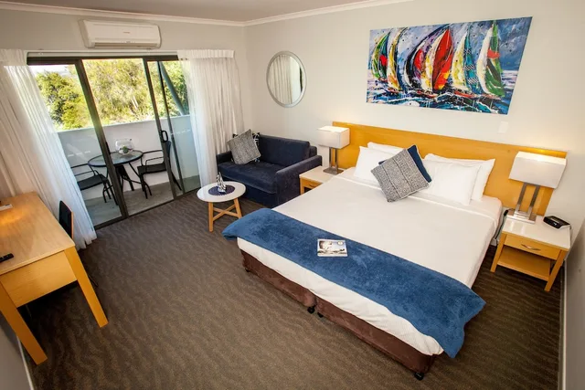 Studio, King Bed, Bay View, Sofa, Balcony، Manly Marina Cove Motel Brisbane 1/3
