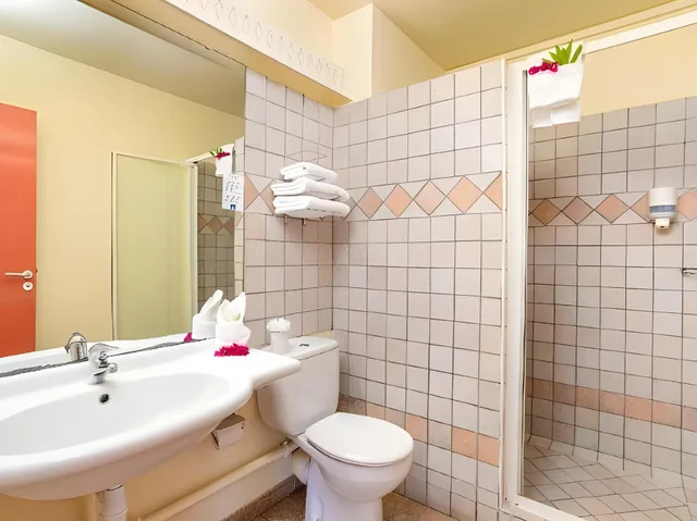 غرفة سوبيريور بسريرين منفصلين وسرير كوين بغرفة نوم واحدة مع أريكة بمطبخ صغير، Karibea Resort Sainte Luce Residence Caribia 1/1