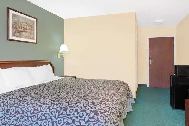 غرفة قياسية بسرير كينج، Days Inn by Wyndham Lincoln, AL 1/9