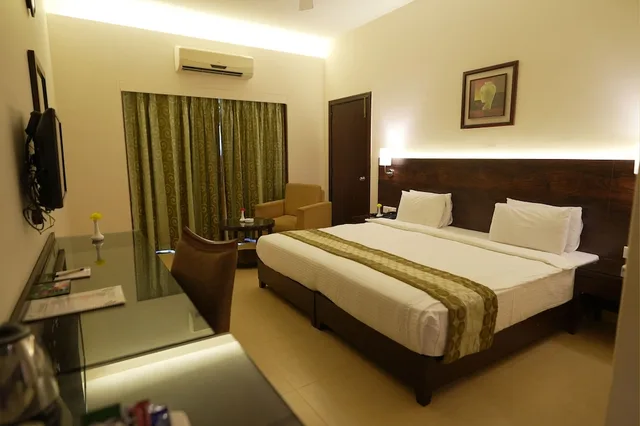 Executive, King Bed, Pool Side, The Fern Courtyard Resort 3/7