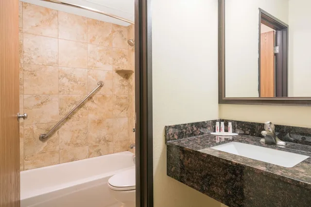 جناح بسرير كينج وأسرّة بطابقين بغرفتي نوم، Days Inn & Suites by Wyndham Baxter Brainerd Area 4/5
