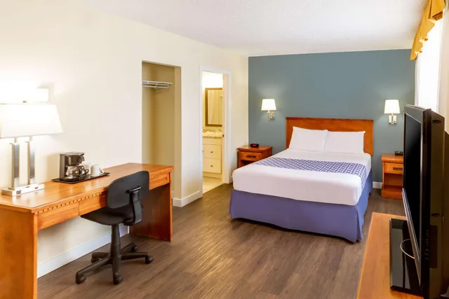 جناح بسرير كينج وسرير كوين مع أريكة، Econo Lodge Inn & Suites Calgary - University 3/9
