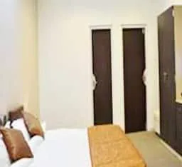 غرفة ديلوكس بسرير كينج بشرفة، Goverdhan Greens Resort Dwarka 2/2
