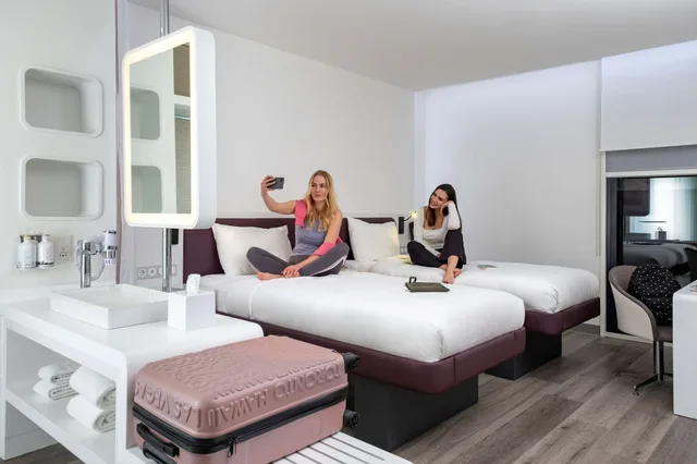 Plus, Premium, Twin Beds، YOTELAIR Istanbul Airport AIRSIDE 2/3