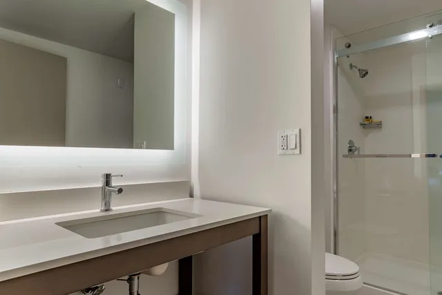 غرفة بسرير كينج مع أريكة بحوض استحمام، Best Western Plus Executive Suites 9/10