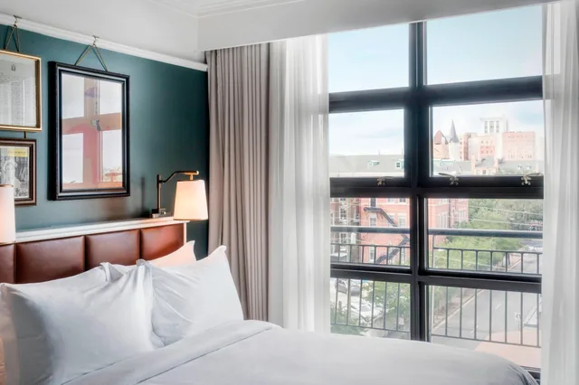 غرفة ديلوكس بسريرين كوين بإطلالة، PERRY LANE HOTEL, A LUXURY COLLECTION HOTEL, SAVANNAH 1/3