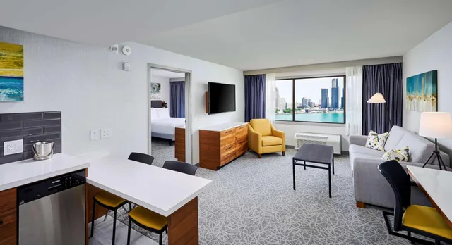 2 Rooms, 2 Queen Beds, West View, Accessible، DoubleTree by Hilton Windsor Hotel & Suites 2/3
