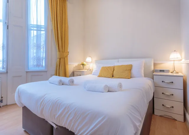 1 Bedroom, Castletown, Apartment, King Bed, Private Bathroom, Sofa، Castletown House 8/10