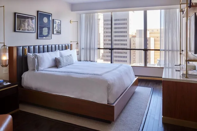 Thompson, Suite, King Bed، Thompson Dallas 1/2