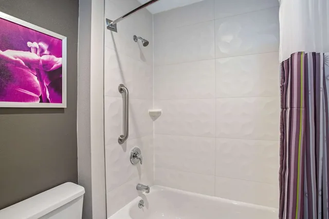 جناح ديلوكس بسرير كينج مع أريكة، La Quinta Inn & Suites by Wyndham Hartford - Bradley Airport 4/6