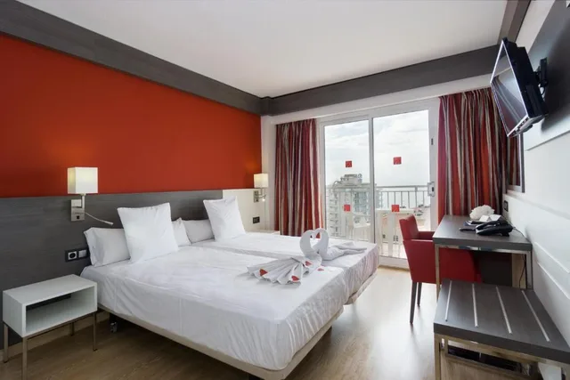 غرفة بسرير مزدوج أو سريرين منفصلين بإطلالة على المسبح، Medplaya Hotel Santa Monica 1/2