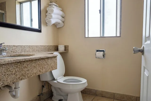 Room, Queen Bed, Smoking, Om Park Inn and Suites El Cajon near San Diego 7/10