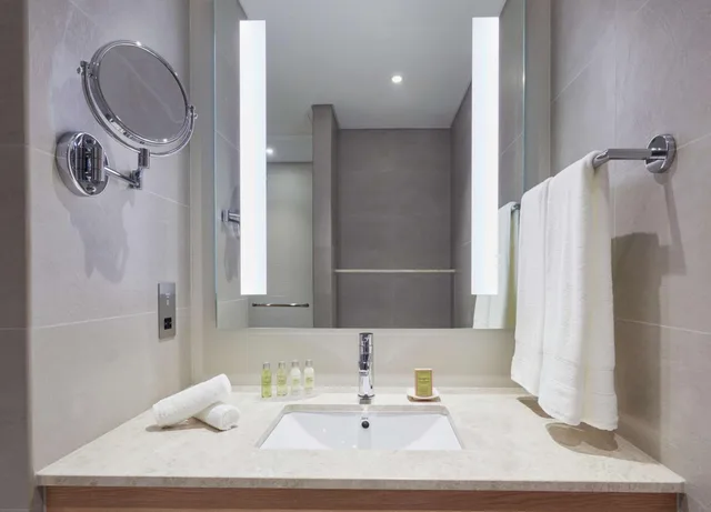 غرفة متصلة عائلية بسرير كينج وسريرين منفصلين، Hilton Garden Inn Muscat Al Khuwair 8/8