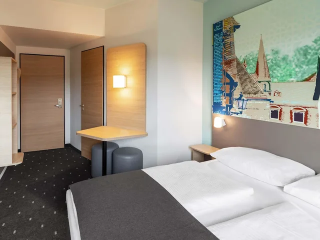 Room, Queen Bed, B&B Hotel Marburg 2/8