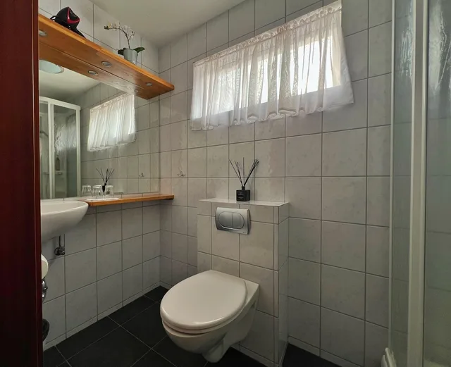 غرفة بسرير مزدوج أو سريرين منفصلين بحمام مشترك، Engimýri Guest House 6/8
