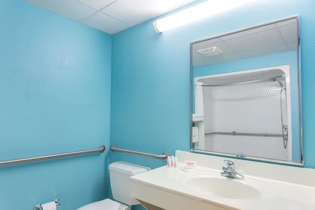 Standard, King Bed, Accessible, Super 8 By Wyndham Indianola 7/9