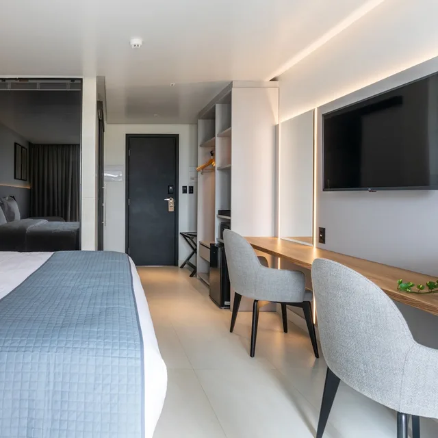 جناح فاخر بسرير كوين بإطلالة على البحر، Icon Hotel by Welkom 3/3