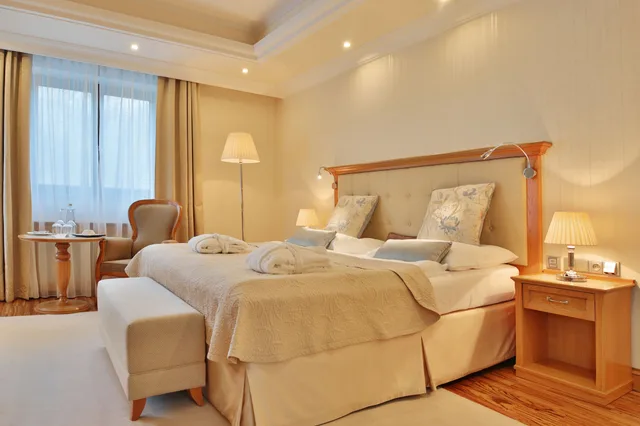 جناح تنفيذي بسريرين كينج بإطلالة على النهر بشرفة بغرفتي نوم، Retro Riverside Wellness Resort 10/10