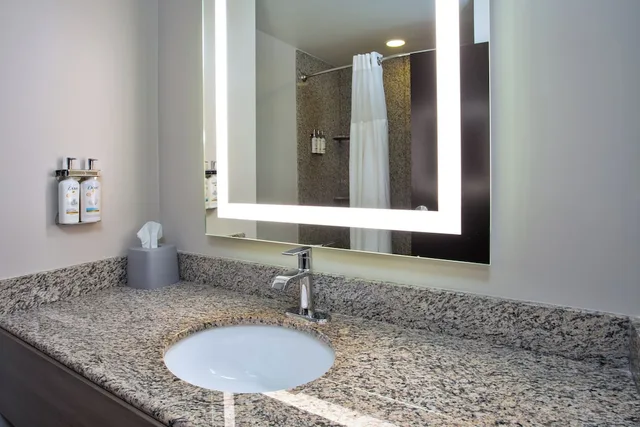 غرفة قياسية بسريرين كوين لذوي الإعاقة، Holiday Inn Express Augusta North 3/6