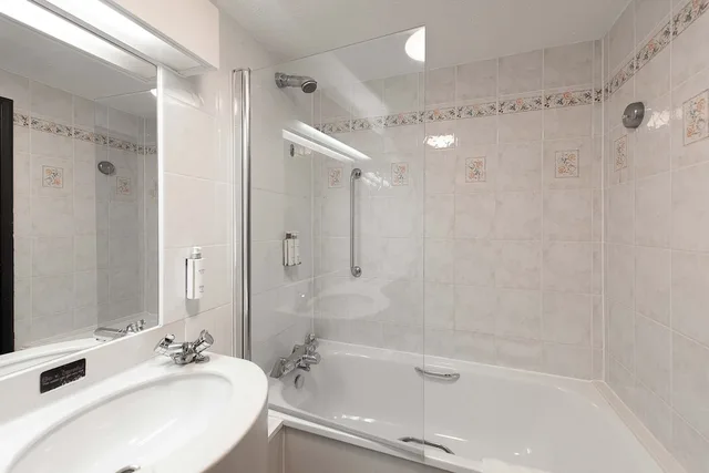 غرفة بسرير كينج، Village Hotel Liverpool 8/10