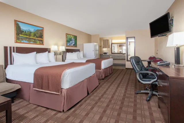 Upgrade, 2 Queen Beds، Econo Lodge Inn & Suites Medicine Hat Highway 1 6/10