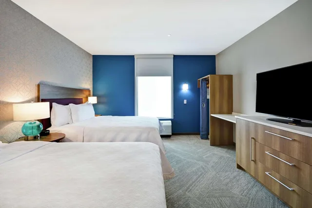 جناح بسريرين كوين بغرفة نوم واحدة مع أريكة، Home2 Suites By Hilton Plano Legacy West 1/5