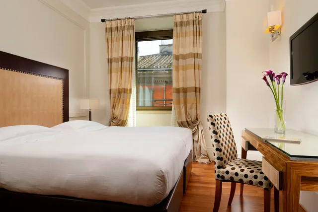 غرفة كلاسيكية بسريرين منفصلين، UNAHOTELS Deco Roma 1/3
