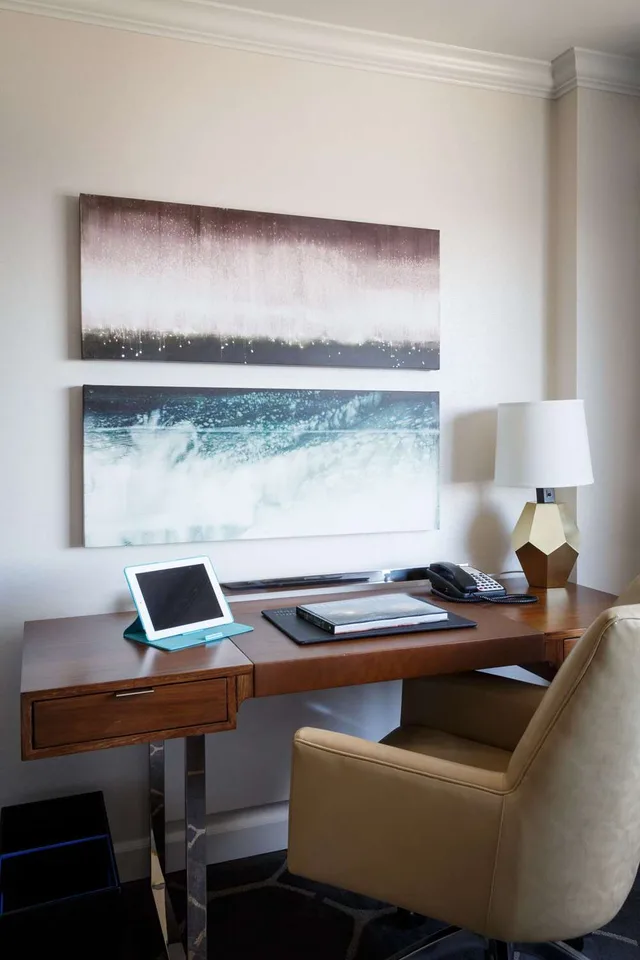 Hospitality, Ambassador, Suite, Sofa، Royal Sonesta Houston Galleria 3/4