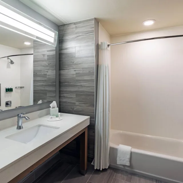 غرفة بسرير كينج بشرفة، Courtyard by Marriott South Padre Island 5/8