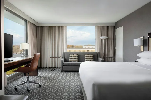 غرفة بسرير مزدوج لذوي الإعاقة، Marriott St. Louis Airport 2/5