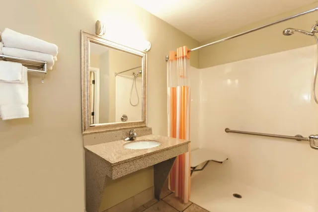 غرفة ديلوكس بسرير كينج لذوي الإعاقة، La Quinta by Wyndham PCB Coastal Palms 5/6