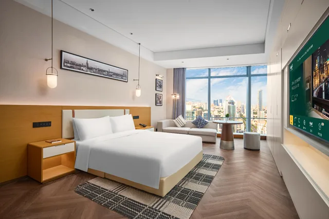 غرفة ديلوكس بسرير كينج بإطلالة على المدينة، Grand Madison Qingdao Harbour view Central 1/1